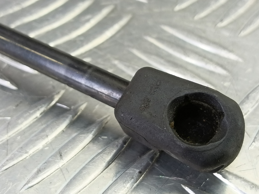 амортизатор крышки багажника Kia RIO  817801G000, 520 рублей, Москва