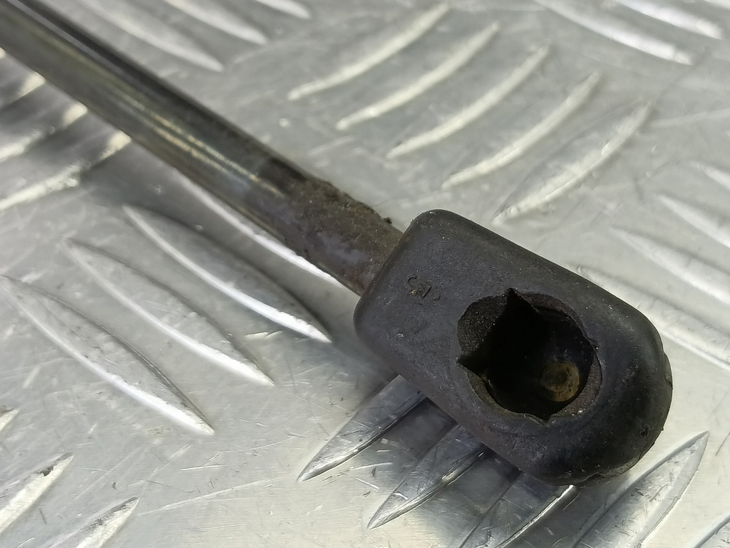 амортизатор крышки багажника SKODA FABIA  6Y0827550A, 750 рублей, Москва