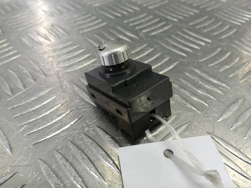 кнопка регулировки зеркал MITSUBISHI COLT 1.3 MT (95 л.с.)Colt  Z30 (2002—2012) Хетчбэк MN108084, 520 рублей, Москва