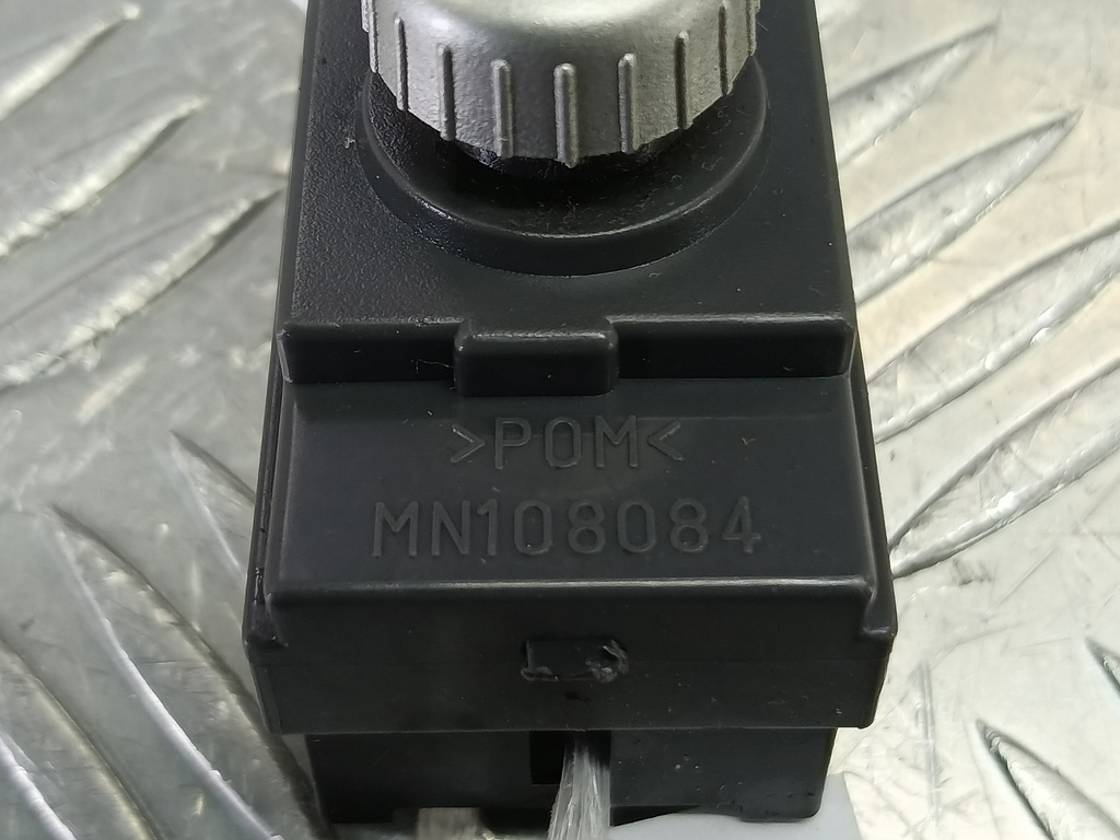 кнопка регулировки зеркал MITSUBISHI COLT 1.3 MT (95 л.с.)Colt  Z30 (2002—2012) Хетчбэк MN108084, 520 рублей, Москва