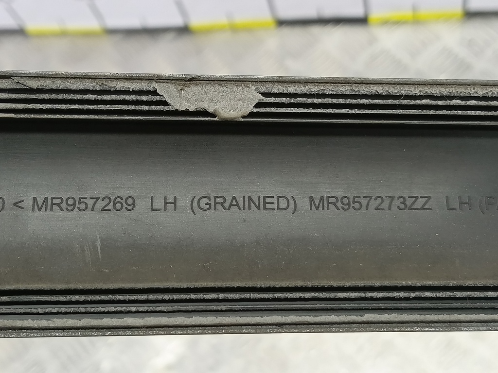 накладка двери MITSUBISHI COLT 1.3 MT (95 л.с.)Colt  Z30 (2002—2012) Хетчбэк MR957269, 630 рублей, Москва