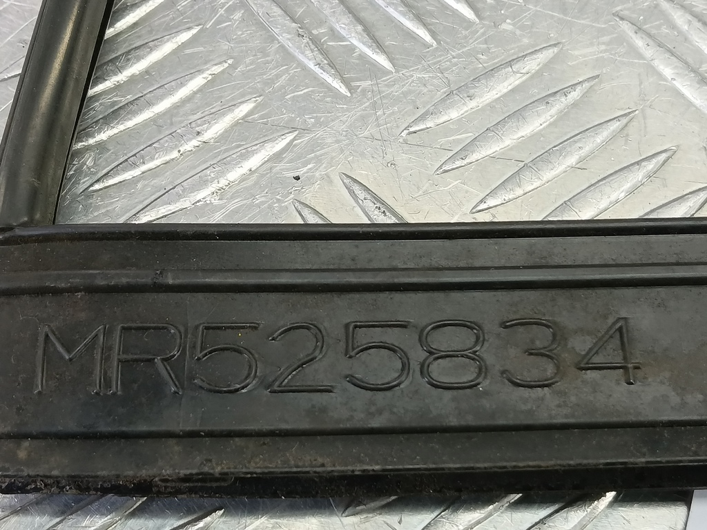 уплотнитель стекла MITSUBISHI LANCER 1.6 MT (98 л.с.)Lancer  IX рестайлинг (2005—2010) Седан MR525834, 520 рублей, Москва