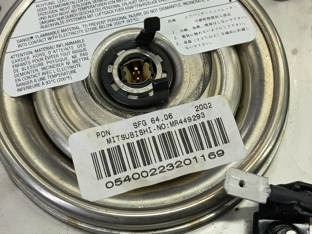 подушка безопасности водителя MITSUBISHI CARISMA 1.6 AT (90 л.с.)Carisma  I рестайлинг (1999—2004) Лифтбек MR911925, 1670 рублей, Москва