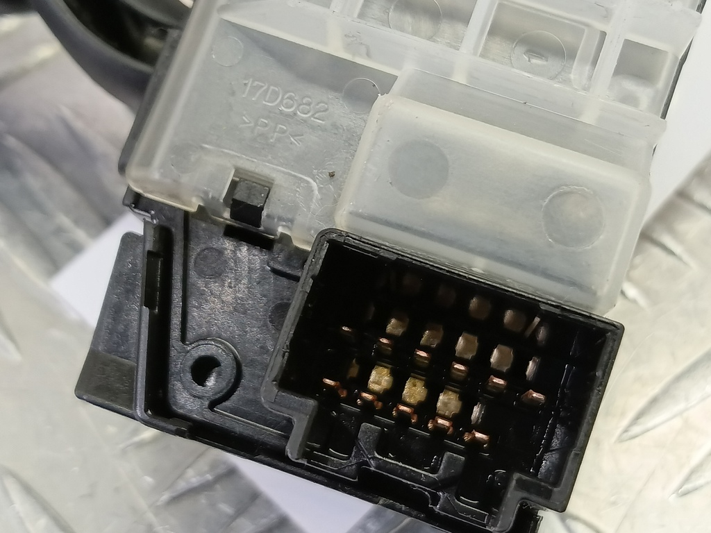 переключатель подрулевой MAZDA 3 1.6 MT (105 л.с.)3  BK рестайлинг (2006—2009) Седан BN8V66128, 520 рублей, Москва