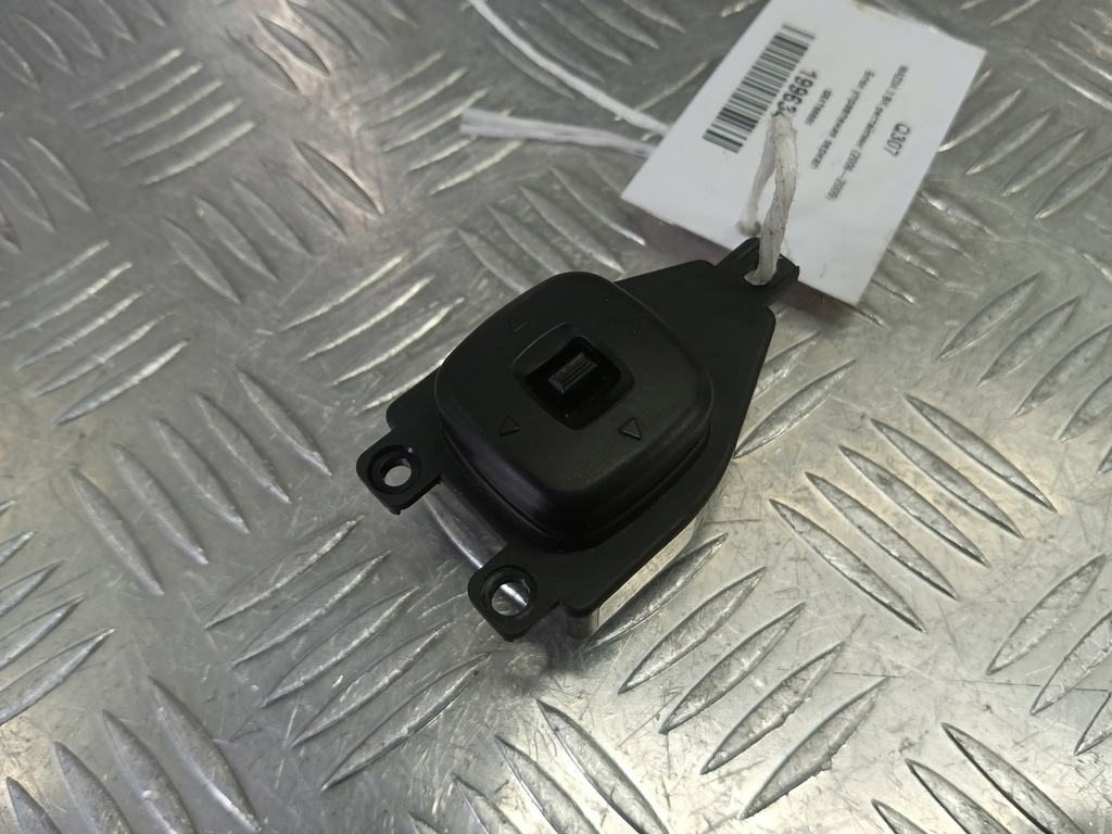 кнопка регулировки зеркал MAZDA 3 1.6 MT (105 л.с.)3  BK рестайлинг (2006—2009) Седан GE4T66600, 520 рублей, Москва