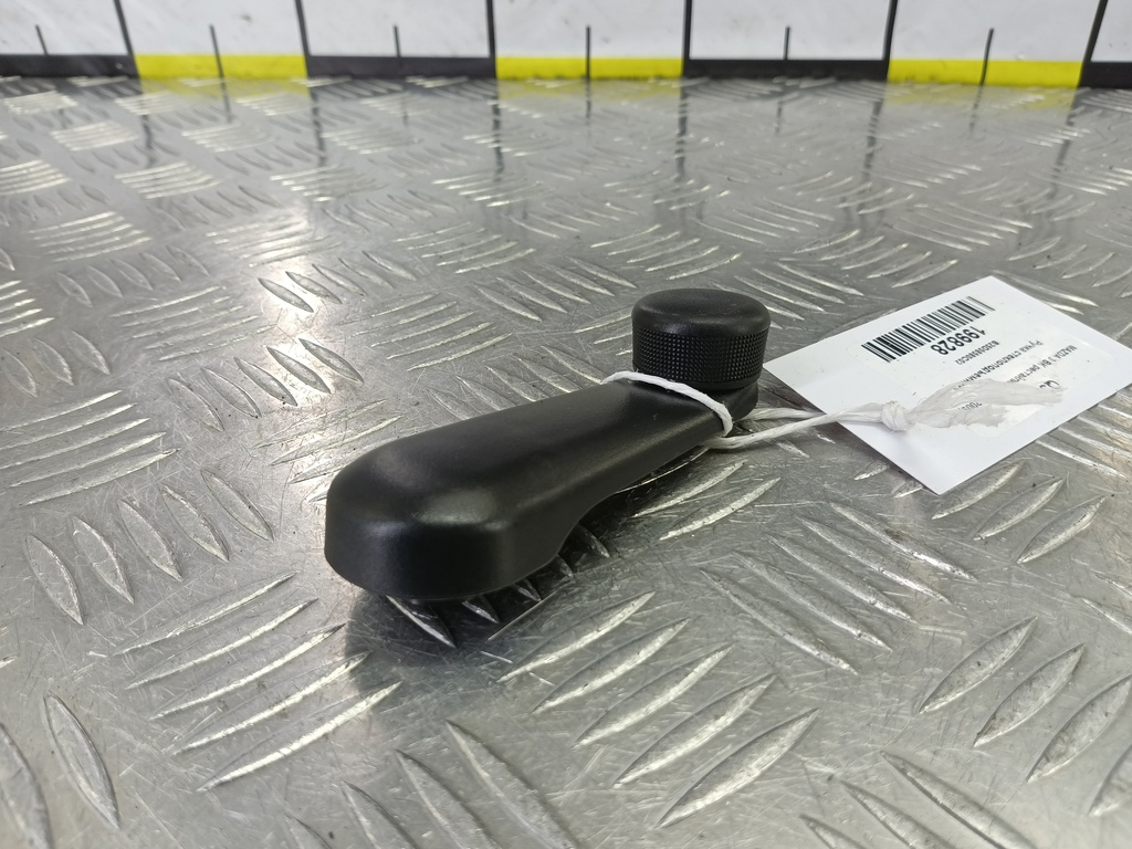 ручка стеклоподъемника MAZDA 3 1.6 MT (105 л.с.)3  BK рестайлинг (2006—2009) Седан B25D58580C02, 520 рублей, Москва