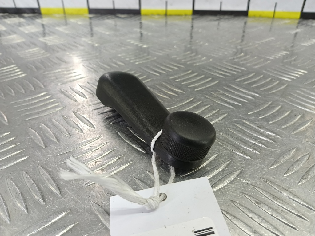 ручка стеклоподъемника MAZDA 3 1.6 MT (105 л.с.)3  BK рестайлинг (2006—2009) Седан B25D58580C02, 520 рублей, Москва