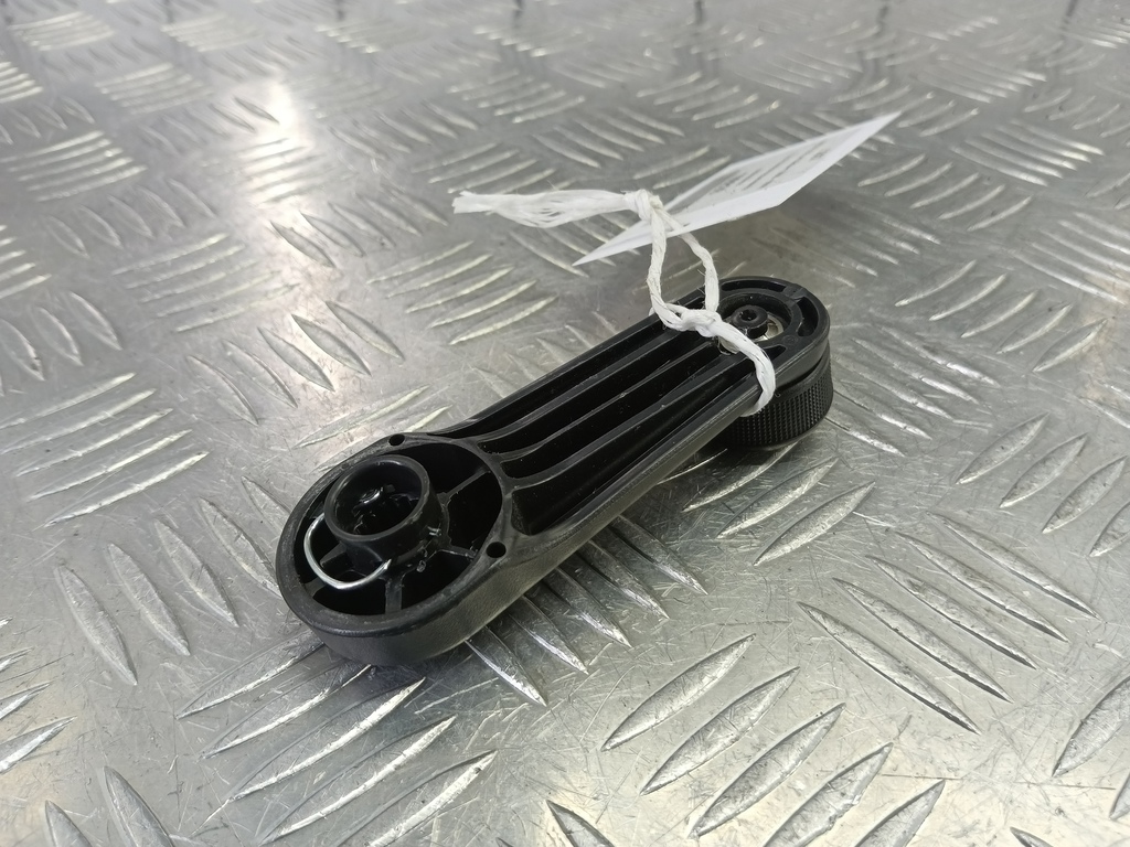 ручка стеклоподъемника MAZDA 3 1.6 MT (105 л.с.)3  BK рестайлинг (2006—2009) Седан B25D58580C02, 520 рублей, Москва