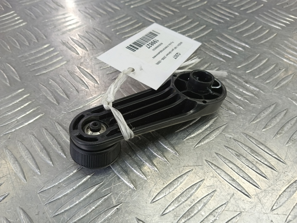 ручка стеклоподъемника MAZDA 3 1.6 MT (105 л.с.)3  BK рестайлинг (2006—2009) Седан B25D58580C02, 520 рублей, Москва