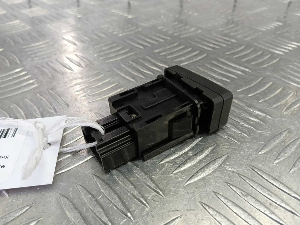 кнопка аварийной сигнализации MAZDA 3 1.6 MT (105 л.с.)3  BK рестайлинг (2006—2009) Седан BP4K664H0, 860 рублей, Москва