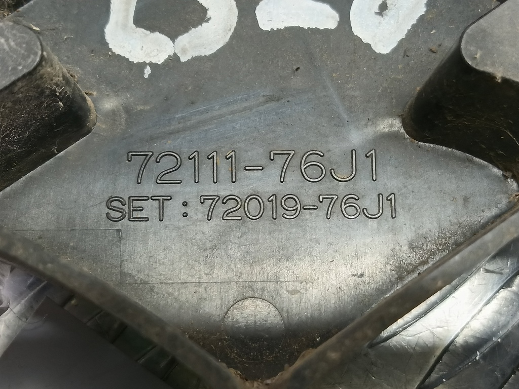 решетка радиатора SUZUKI JIMNY 1.3 4WD MT (86 л.с.)Jimny  III рестайлинг (2005—2012) Внедорожник 7211176J105PK, 2130 рублей, Москва