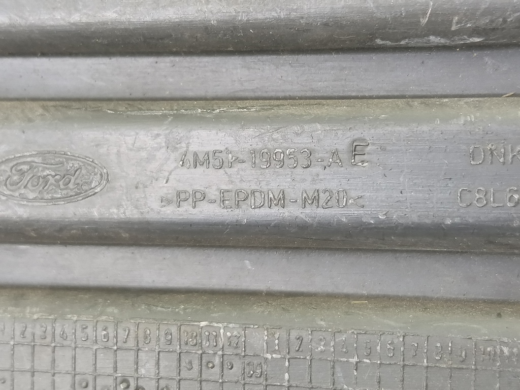 накладка бампера переднего FORD Focus 1.6 MT (100 л.с.)Focus  II (2005—2008) Хетчбэк 1337349, 630 рублей, Москва