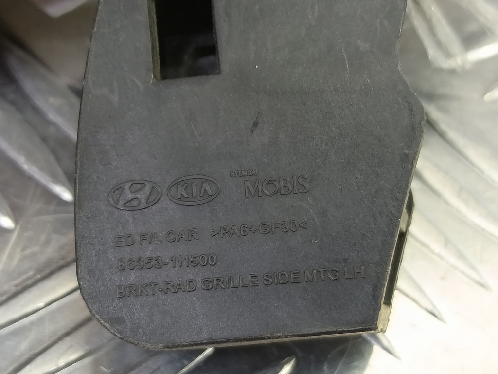 кронштейн решетки радиатора Kia Ceed  863531H500, 1210 рублей, Москва