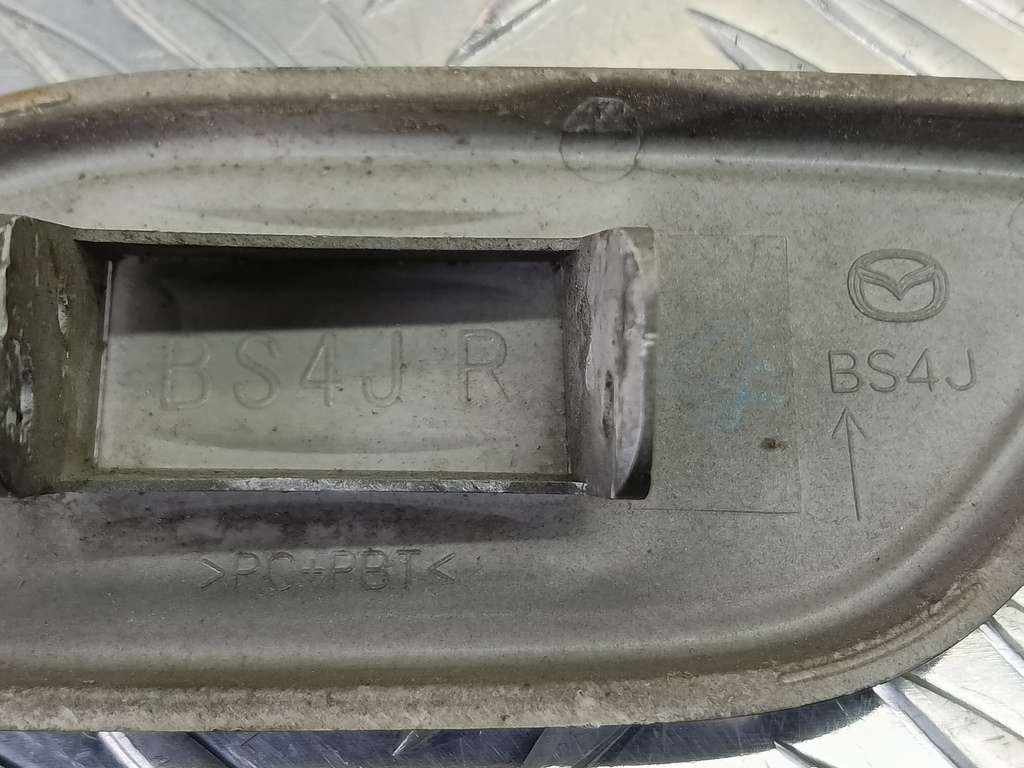 крышка форсунки омывателя MAZDA 3 2.0 MT (150 л.с.)3  BK (2003—2006) Седан BS4J-51-8G2A, 2130 рублей, Москва