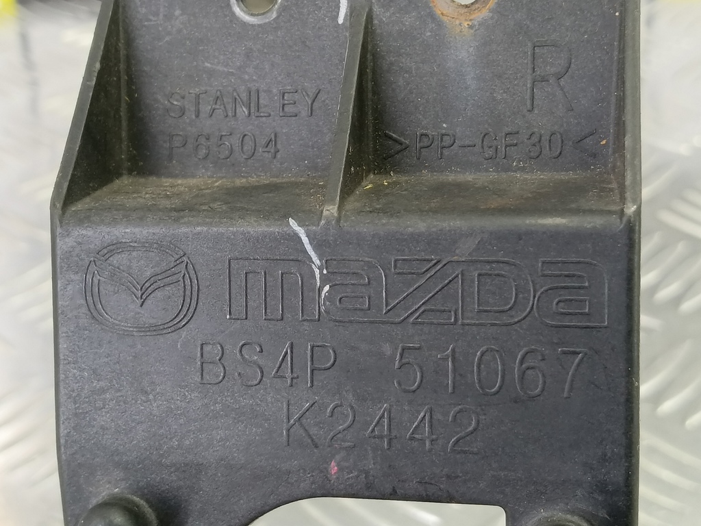 кронштейн форсунки омывателя MAZDA 3 2.0 MT (150 л.с.)3  BK (2003—2006) Седан BS4P51067, 1550 рублей, Москва