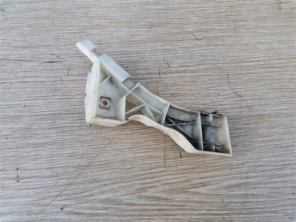 Кронштейн переднего бампера мазда 3 bk хэтчбек. Мазда 3 бк седан задний бампер кронштейн. Кронштейн переднего бампера мазда 3. Кронштейн переднего бампера мазда 3. Mazda 3 bk кронштейн переднего бампера.