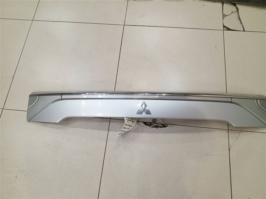 Накладка двери багажника (наружная) Mitsubishi Outlander GF2W