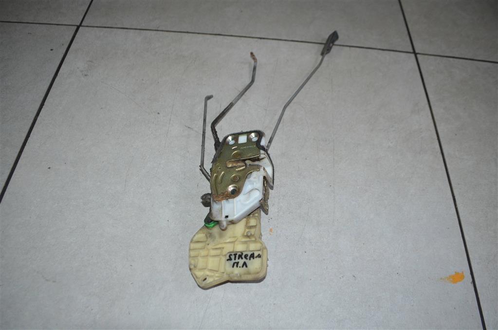  Замок двери передней левой