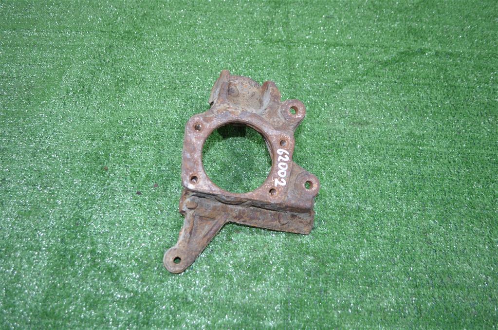  Кулак задний правый