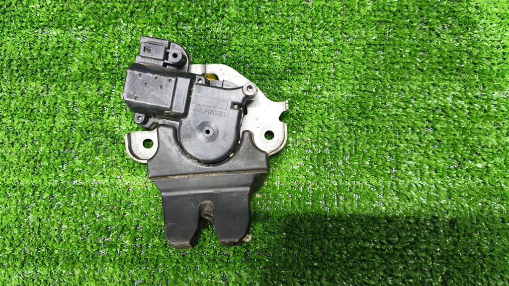 5927A014 Замок крышки багажника