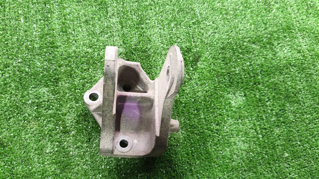 1092A035 Кронштейн опоры мкпп Mitsubishi Lancer X 2007 > 2008г. (OEM 1092A035) 1092A035 Кронштейн опоры мкпп Mitsubishi Lancer X 2007 > 2008г. (OEM 1092A035)