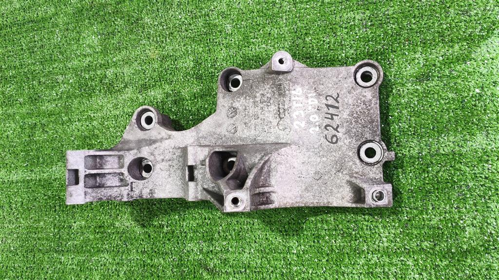 03g903143f Кронштейн генератора