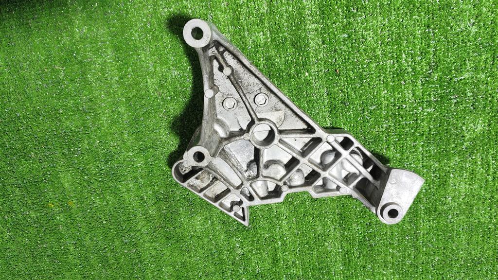 03g199207e Кронштейн двигателя правый Volkswagen Passat (B6) 2005-2010 0г. (OEM 03g199207e) 03g199207e Кронштейн двигателя правый Volkswagen Passat (B6) 2005-2010 0г. (OEM 03g199207e)
