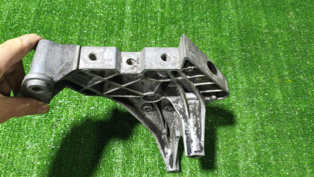03g199207e Кронштейн двигателя правый Volkswagen Passat (B6) 2005-2010 0г. (OEM 03g199207e) 03g199207e Кронштейн двигателя правый Volkswagen Passat (B6) 2005-2010 0г. (OEM 03g199207e)