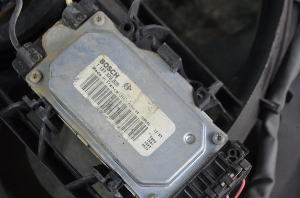 7L0121203L Вентилятор охлаждения Volkswagen Touareg 2007-2010 2008г. (OEM 7L0121203L) 7L0121203L Вентилятор охлаждения Volkswagen Touareg 2007-2010 2008г. (OEM 7L0121203L)