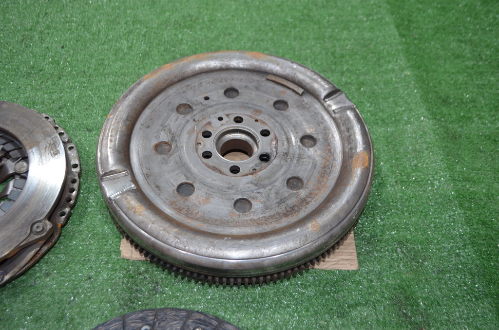 415025010 Маховик в сборе с комплектом сцепления Volkswagen Transporter T5 2003> 0г. (OEM 415025010) 415025010 Маховик в сборе с комплектом сцепления Volkswagen Transporter T5 2003> 0г. (OEM 415025010)