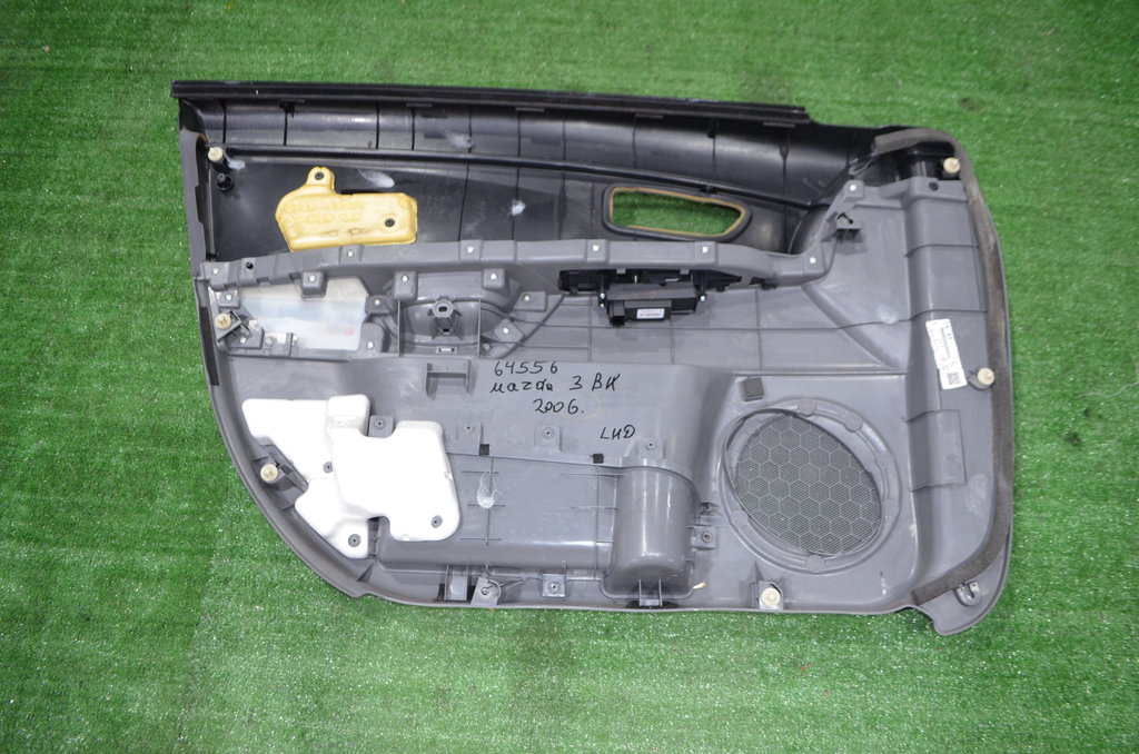 bs4h68420a Обшивка двери передней правой Mazda Mazda 3 (BK) 2002-2009 2007 г. bs4h68420a Обшивка двери передней правой