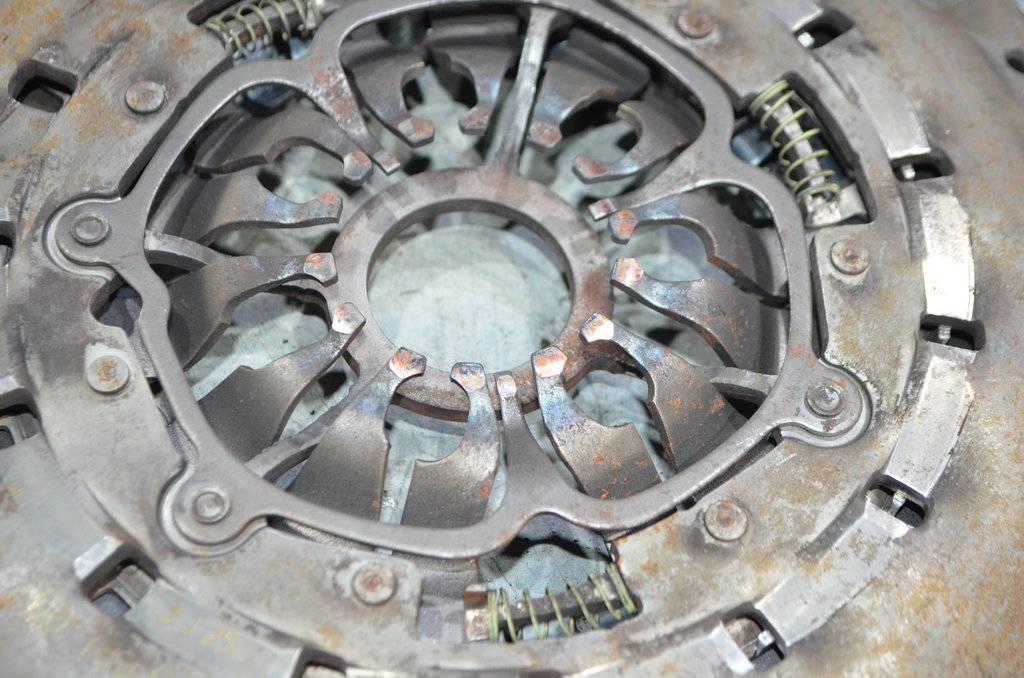 8200253278 Маховик двухмассовый Renault Scenic II 2003-2005 2005г. (OEM 8200253278) 8200253278 Маховик двухмассовый Renault Scenic II 2003-2005 2005г. (OEM 8200253278)