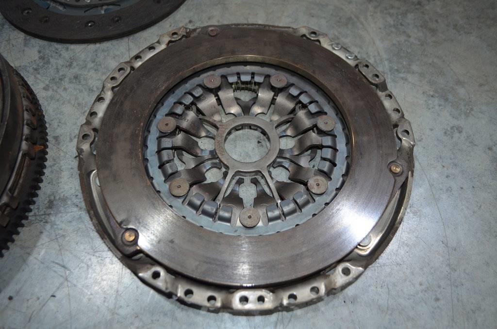 8200253278 Маховик двухмассовый Renault Scenic II 2003-2005 2005г. (OEM 8200253278) 8200253278 Маховик двухмассовый Renault Scenic II 2003-2005 2005г. (OEM 8200253278)
