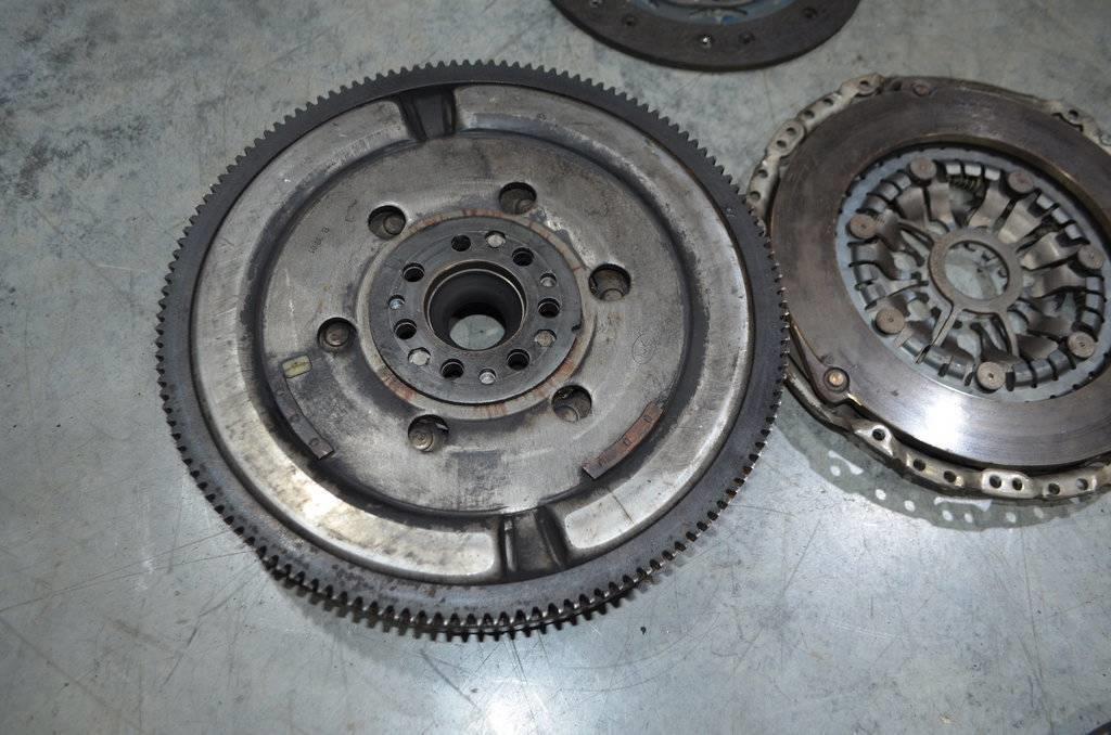 8200253278 Маховик двухмассовый Renault Scenic II 2003-2005 2005г. (OEM 8200253278) 8200253278 Маховик двухмассовый Renault Scenic II 2003-2005 2005г. (OEM 8200253278)