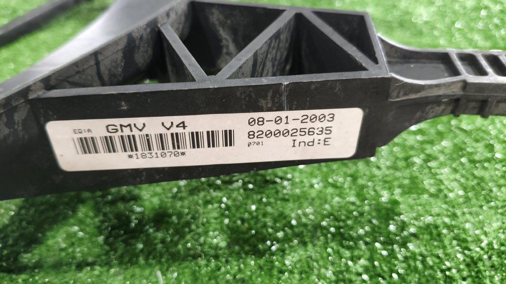 8200025635 Диффузор вентилятора охлаждения Renault Laguna II 2001-2007 2004г. (OEM 8200025635) 8200025635 Диффузор вентилятора охлаждения Renault Laguna II 2001-2007 2004г. (OEM 8200025635)