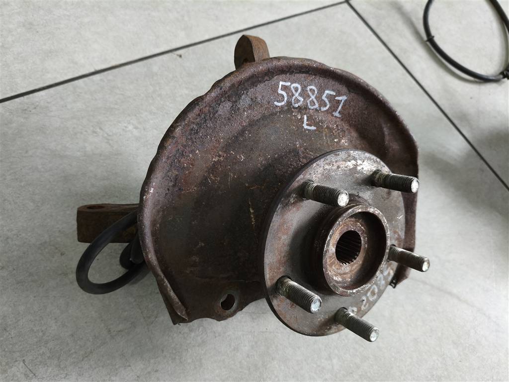  Кулак поворотный передний левый