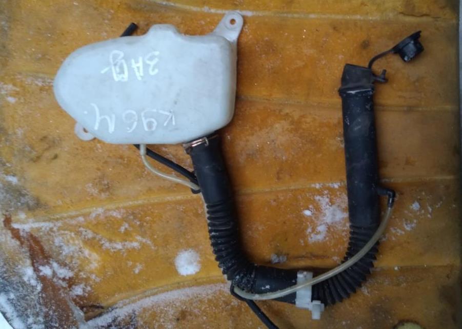 Бачок омывателя паджеро спорт. Паджеро спорт 2 подогрев бачка стеклоомывателя. Бак омывателя заднего стекла Паджеро спорт 1. Бачок омывателя для Мицубиси Паджеро спорт 1 поколения. Паджеро спорт 1 бачок омывателя переднего стекла.