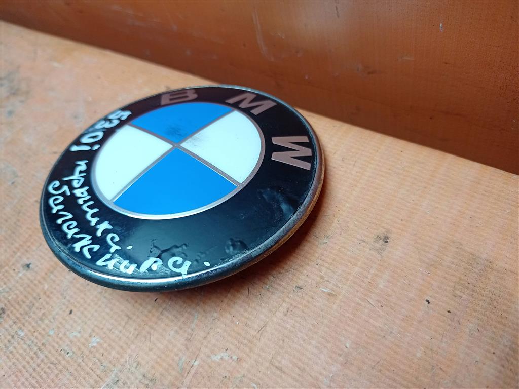 Логотип на крышке. Эмблема Alpina на багажник BMW e60. BMW новое лого. Логотип крышки Ренни.