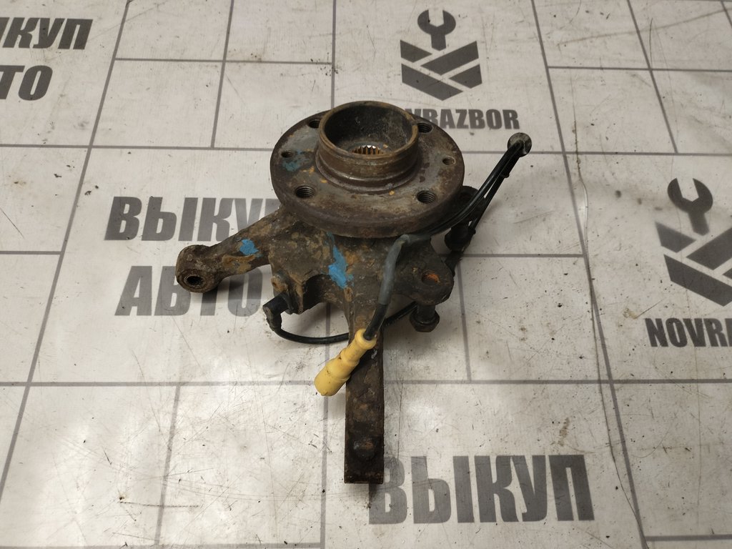 Кулак поворотный передний левый