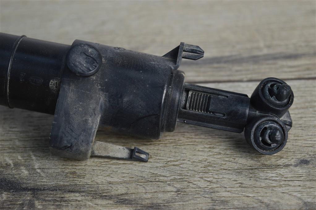 Форсунка омывателя фар туссан. Омыватель фар 221. Форсунка омывателя фар форд фокус 2. Форсунка омывателя королла 150. Форсунка омывателя фар мазда 3 бк.